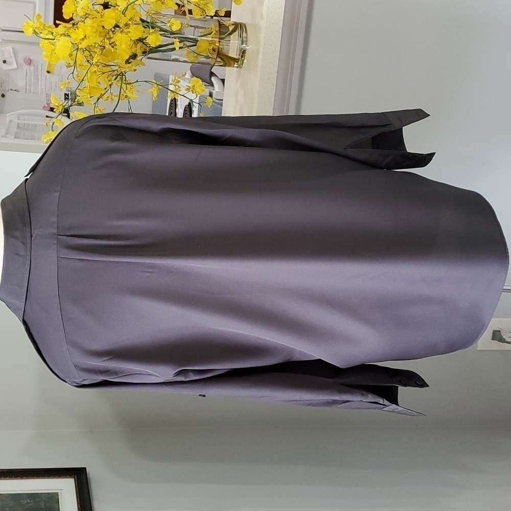 DKNY LONG SLEEVES BLOUSE, with tabs, front pockets.‎ Size large, gray. - Picture 6 of 9